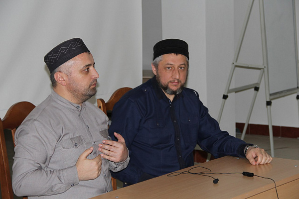 Встреча заместителя Муфтия РД Ахмада Кахаева с чиркейцами выпускниками исламского института