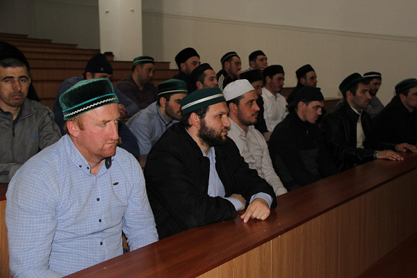 Встреча заместителя Муфтия РД Ахмада Кахаева с чиркейцами выпускниками исламского института