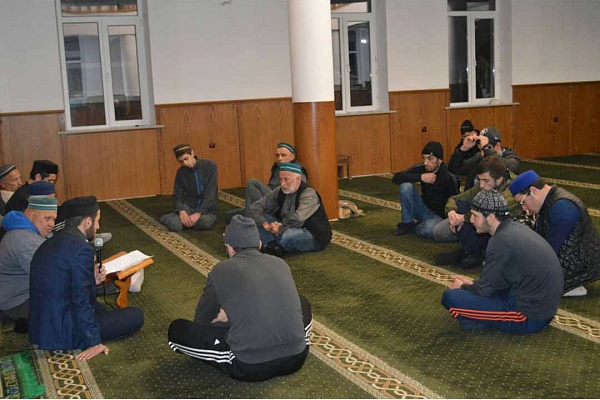 Студенты ДТИ провели духовно-просветительскую лекцию в спортзале и мечетях с. Гуниб и Куяда