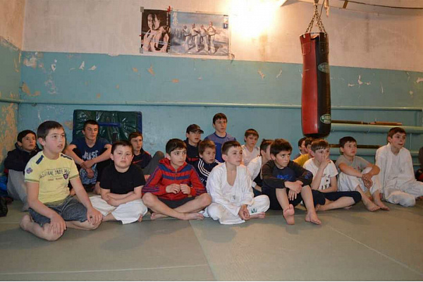 Студенты ДТИ провели духовно-просветительскую лекцию в спортзале и мечетях с. Гуниб и Куяда